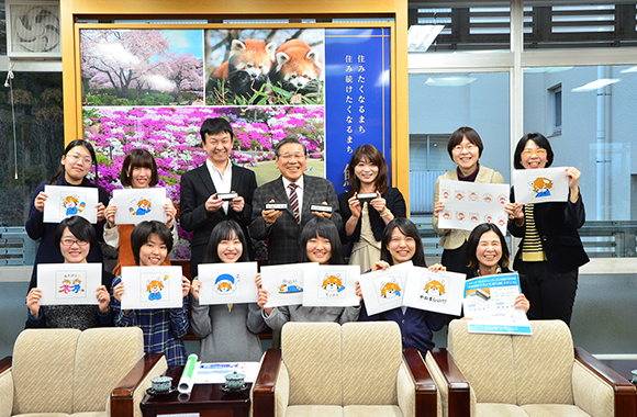 ご協力いただいた仁愛女子短期大学の学生さんと一緒に、鯖江市役所にて「ほめほめスタンプ」贈呈式を開催。